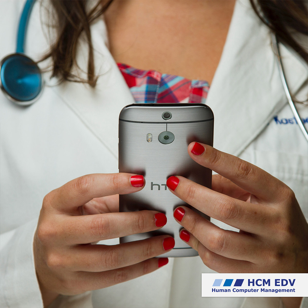 Medizinerin mit Smartphone in der Hand