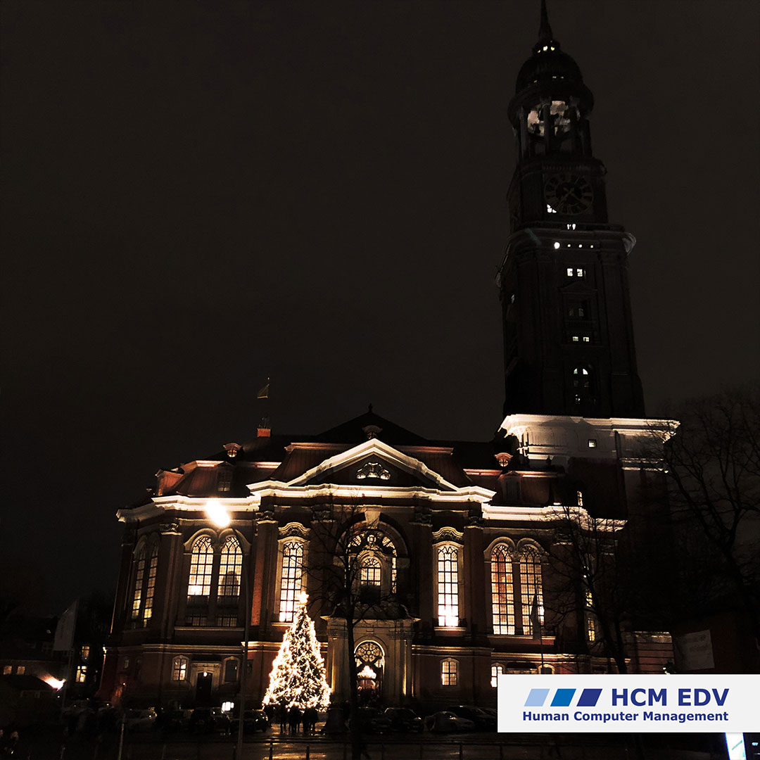 Kirche St. Michaelis Hamburg bei Nacht, mit erleuchtetem Weihnachtsbaum